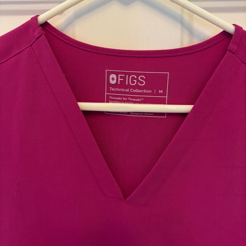Figs Women's Short Sleeve Magenta/Fuchsia color - Picture 4 of 5